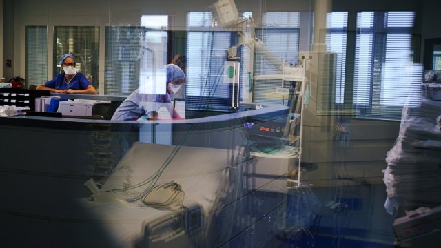 Франция ще плаща на сестрите в интензивните отделения допълнителни 100