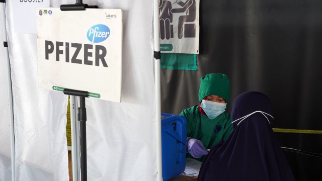 Главният изпълнителен директор на Pfizer Алберт Бурла заяви пред френската