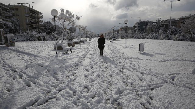 Силният снеговалеж и рязкото падане на температурите предизвикаха хаос в