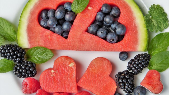 Черешите и динята са вкусни и ги хапваме с удоволствие през