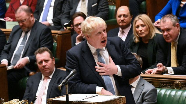 Британският премиер Борис Джонсън се извини след като доклад за