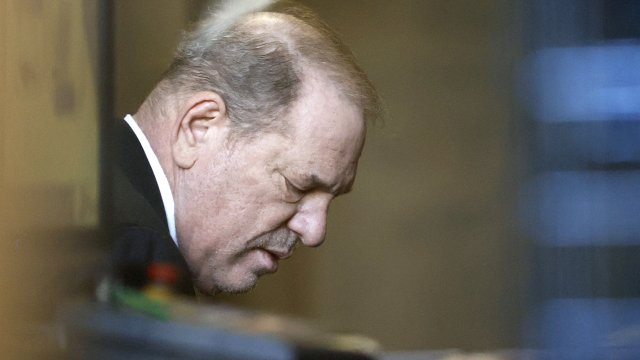 Филмовият продуцент Харви Уайнстийн е признат за виновен по второ