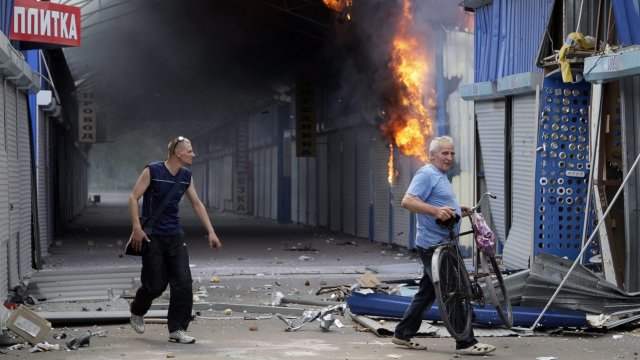 Най малко шестима души са загинали и шестима са били ранени