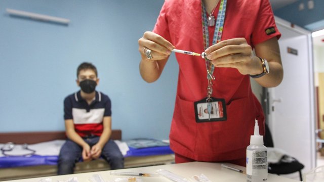 От днес Националният имунизационен регистър позволява въвеждането на бустерна доза