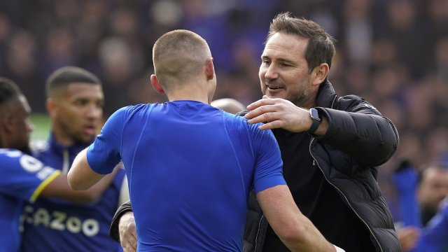 Евертън стигна до безценна победа в битката за оцеляване във