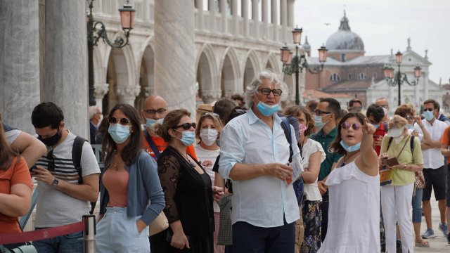 Във Венеция която посреща милиони посетители всяка година туризмът допринася