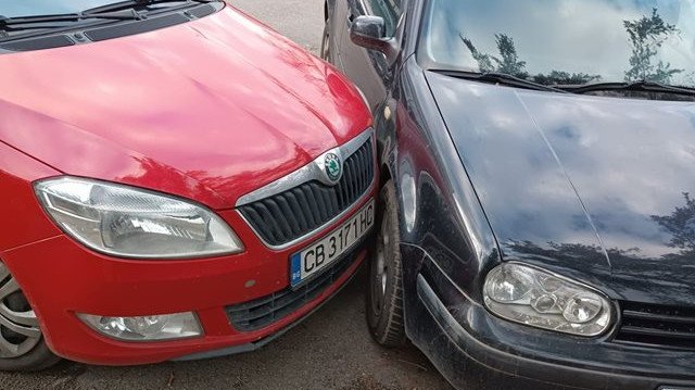Две паркирани коли на столичен паркинг се удариха Това стана
