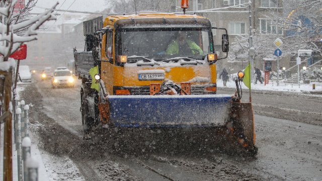 Цяла нощ в София валя сняг От Столична община съобщават