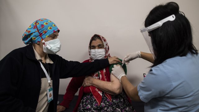 Турция започва да прилага от днес турската ваксина срещу Ковид 19