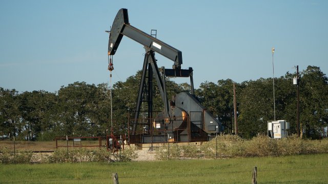 Суровият петрол започна новата седмица на червена територия след като