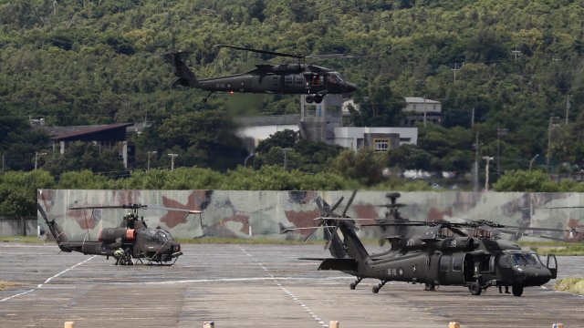 Китайската народноосвободителна армия изпрати 30 военни самолета и 5 военни