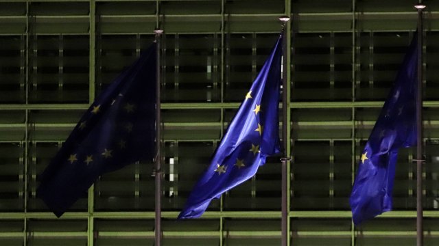 Европейската комисия изплати 300 млн евро спешна макро финансова помощ
