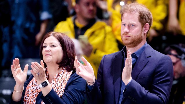 Принц Хари и баща му принц Чарлз отново не си