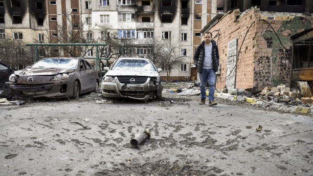 В началото на април Киев видимо се оживява Минувачите и