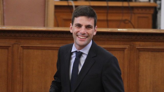 Скандирания Оставка и тропане по депутатските банки съпроводиха изслушването на