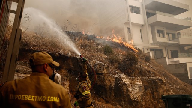 Горски пожар гори неконтролируемо на три фронта край град Амфиса