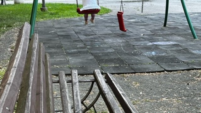 В платформата на ни алармираха отново за разбита детска площадка