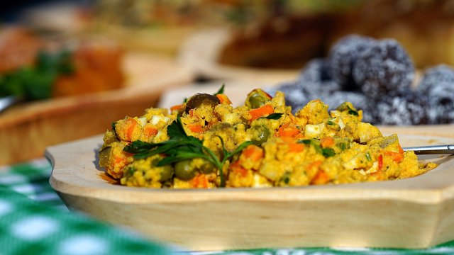 За празничната трапеза винаги приготвяме поне една вкусна салата Съобразяваме