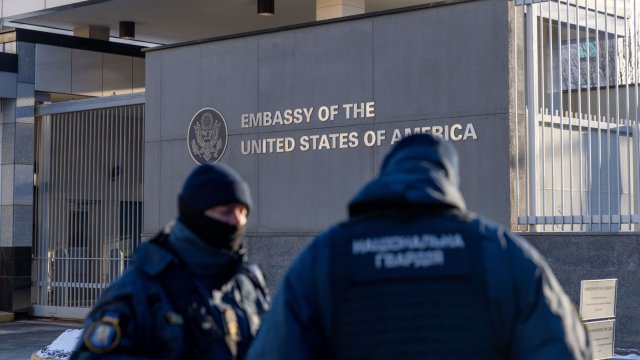 На 14 февруари САЩ официално обявиха че закриват своето посолство