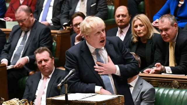 Британските министри на финансите и здравеопазването подадоха оставки което изглежда