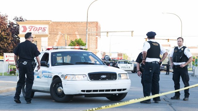 Един човек загина а четирима бяха ранени при стрелба в