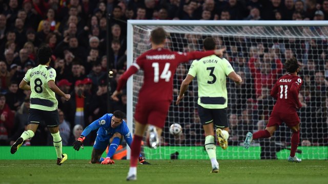 Ливърпул победи с 1 0 гостуващия Манчестър Сити и нанесе първа