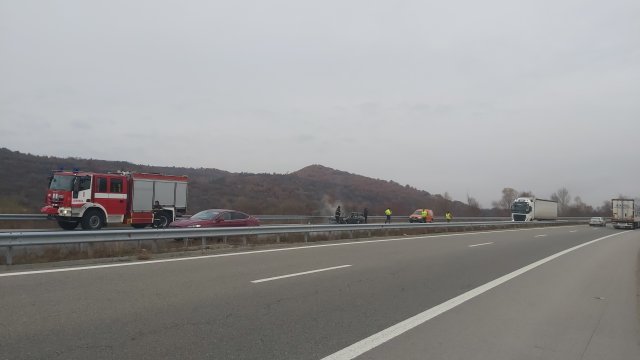 Инцидент с лек автомобил стана тази сутрин на АМ Струма Лека