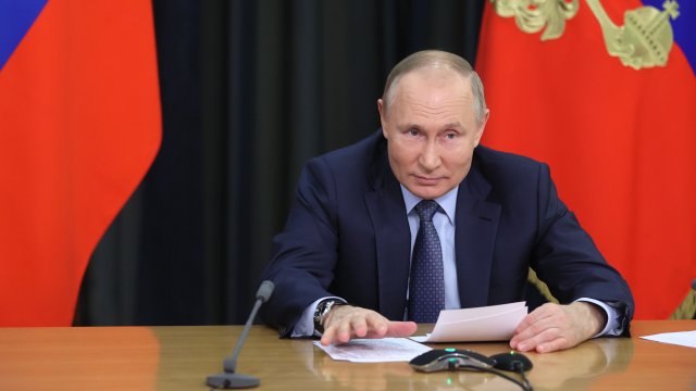 Руският президент Владимир Путин подписа закон който признава участниците в