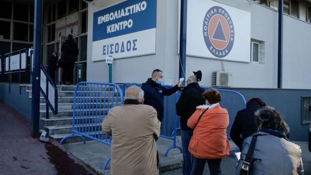 Опашки от желаещи поставянето на бустерна доза ваксина срещу Ковид 19