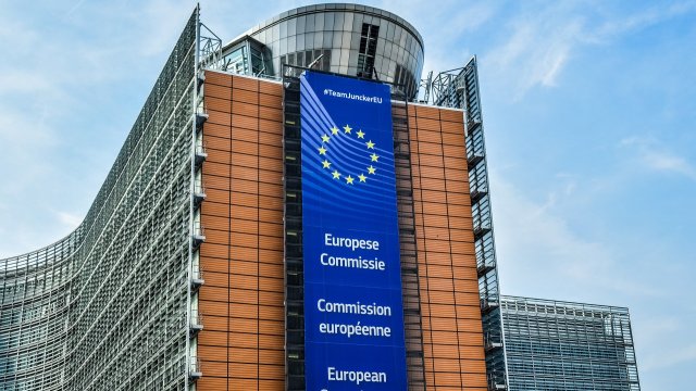 Европейската комисия планира да предложи таван на цените на природния
