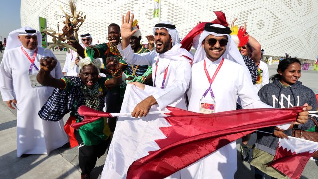 Хиляди футболни фенове са се установили в близкия до Доха
