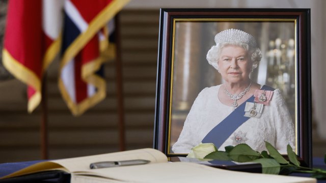 Кралица Елизабет II e починала от старост в 15:10 часа
