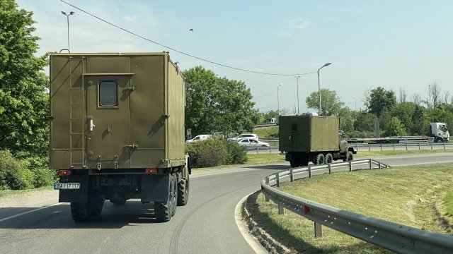 Камиони с немска регистрация извозват различни видове военна техника -