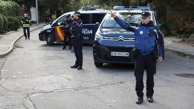 Испанската полиция иззе още три плика за които се твърди