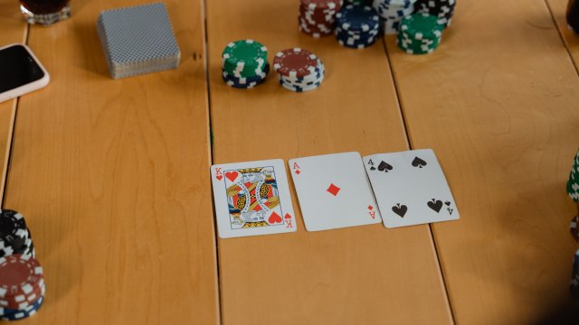 Покерът продължава да е кралят на казино игрите и през