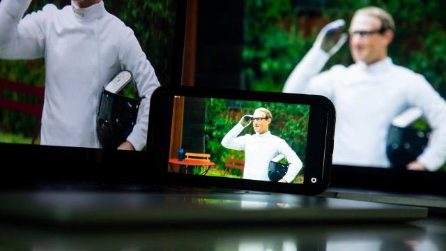 Екипът за добавена реалност на Microsoft загуби около 100 души