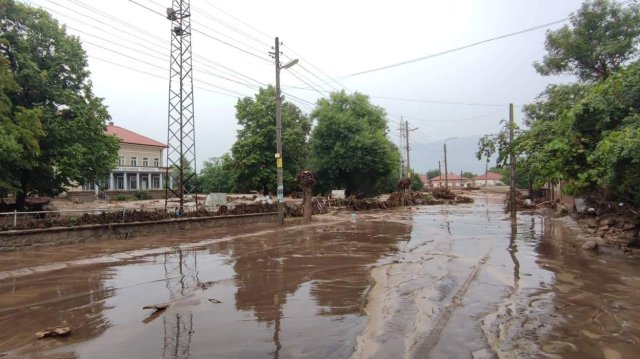 След водното бедствие - започна отстраняването на щетите в карловските