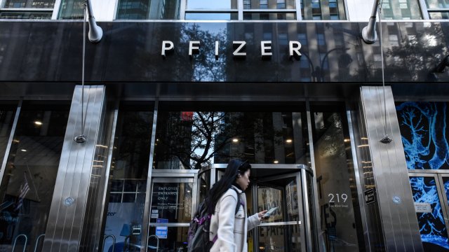 Фармацевтичната компания Pfizer съобщи че съкращава част от търговския си отдел в