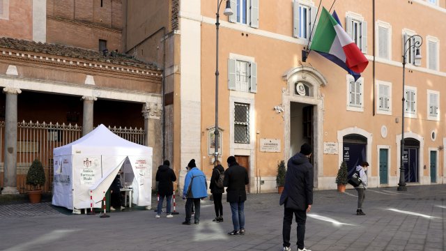 В Италия носенето на маски на открито вече не е
