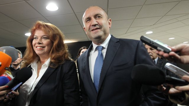 Румен Радев и Илияна Йотова приеха удостоверенията си за избора