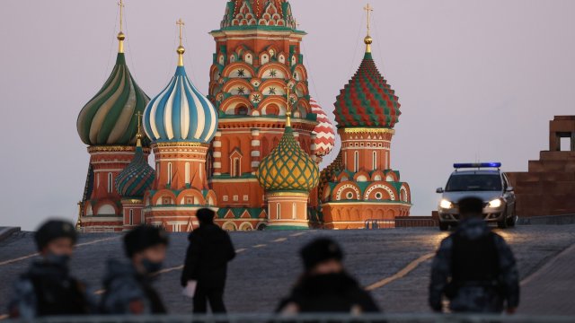 Русия включва децата в опити за справяне с кризата за