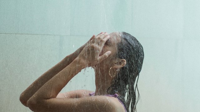 Експерт по грижа за кожата предупреди за опасностите от горещите душове