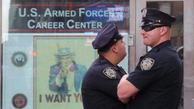 Омъжена полицайка от американския щат Тенеси и няколко нейни колеги