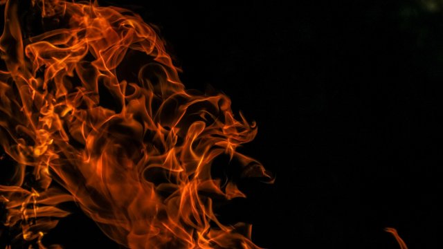 Детска игра с огън причини пожар в къща в сливенския