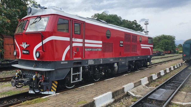 Първият изцяло обновен и модернизиран локомотив за теснолинейката получи сертификат за