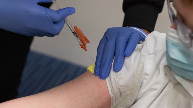 Шест деца получиха по голяма доза ваксина в инунизационен център във френския