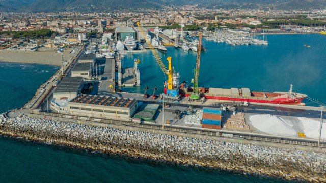 Италианската полиция в пристанището на Савона иззе 1 тон кокаин