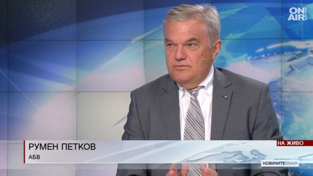 Не са 70 дипломати поне половината са служители които даже