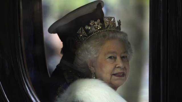 Сериалът Короната се включи към множеството звезди и държавни лидери