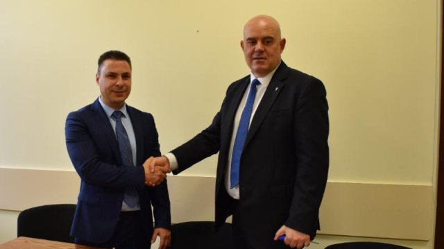 Ивайло Ангелов е магистър по Право на Софийския университет Св